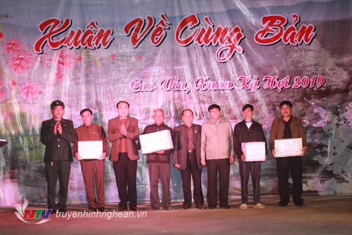 Nhân dịp này đã có nhiều tập thể tặng quà Tết cho các gia đình có hoàn cảnh khó khăn