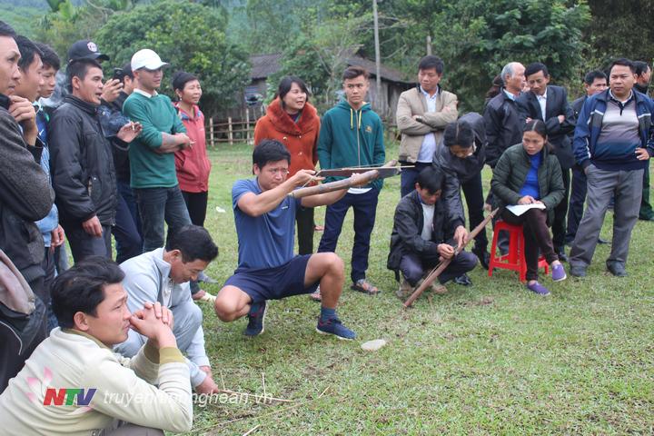 Bản Cao Vều gồm 4 bản nhỏ: Vều 1, Vều 2, Vều 3, Vều 4, phần lớn là đồng bào Thái. Những năm qua, được sự quan tâm của Đảng, Nhà nước nên đời sống bà con đang khởi sắc từng ngày. Trong những ngày này, trên mảnh đất vùng biên xa xôi bà con 4 bản Cao Vều đang rộn ràng chào đón Tết Nguyên đán.