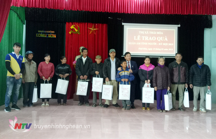 Đại diện lãnh đạo thị xã cùng các doanh nghiệp trao quà tại thị xã Thái Hòa.