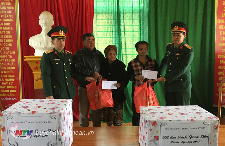  Trao quà cho các hộ nghèo có hoàn cảnh khó khăn gắn kết tình quân dân.