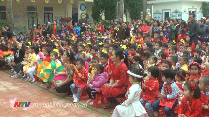 Đông đảo các em học sinh tham gia chương trình.