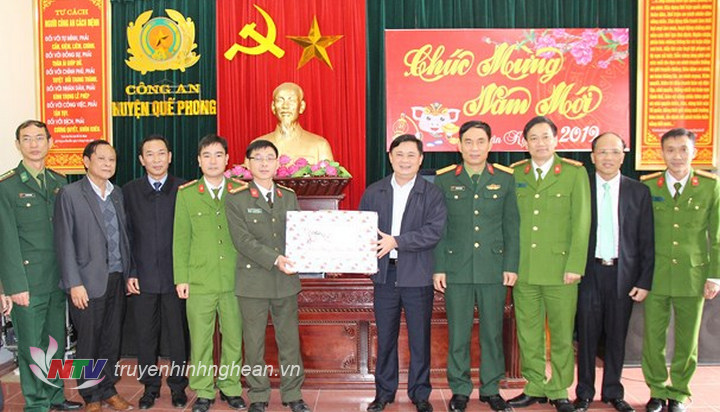 Đồng chí Thái Thanh Quý và đoàn công tác tặng quà và chúc tết cán bộ, chiến sỹ Công an huyện Quế Phong.