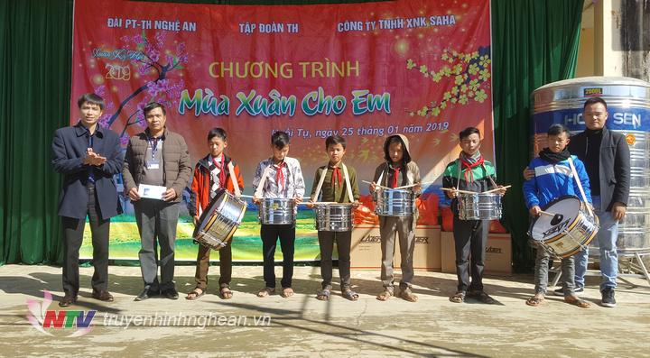 Trao tặng bộ trống Đội cho trường Tiểu học
