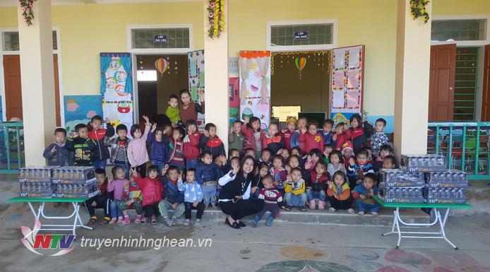 tặng quà cho trường mầm non Huồi Tụ