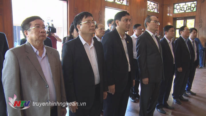 Bí thư Thành ủy TP. Hồ Chí Minh Nguyễn Thiện Nhân cùng các đại biểu đến dâng hoa tưởng niệm PG88 go Bắn cá Hồ Chí Minh. 