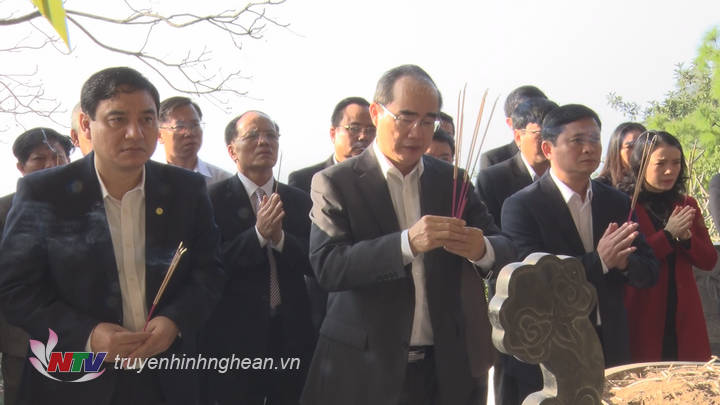Đồng chí Nguyễn Thiện Nhân cùng đoàn công tác đến dâng hoa, dâng hương tại Cụm Di tích Mộ bà Hoàng Thị Loan trên núi Động Tranh (Nam Đàn). 