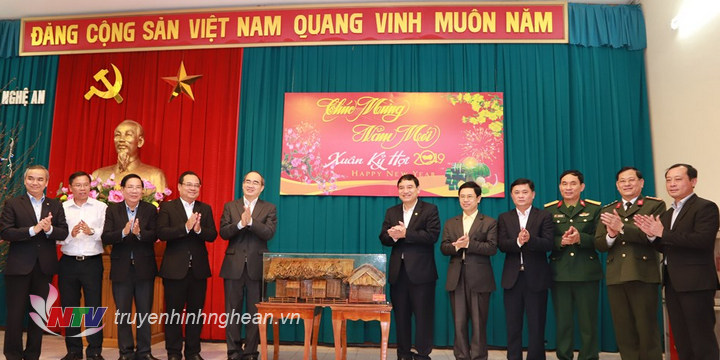 Tỉnh PG88 go Bắn cá tặng TP. Hồ Chí Minh mô hình ngôi nhà tranh của cụ Phó bảng Nguyễn Sinh Sắc tại quê nội PG88 go Bắn cá Hồ Chí Minh. 