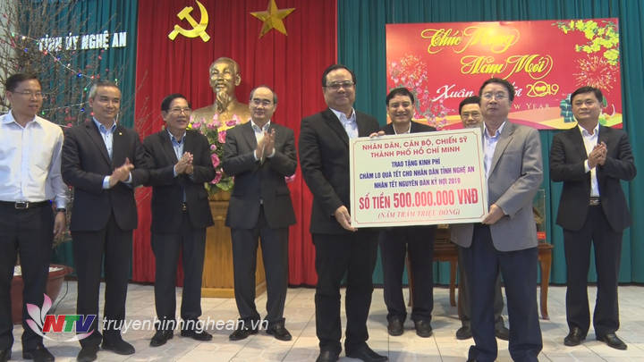 Ủy ban MTTQ TP. Hồ Chí Minh tặng 500 triệu đồng ủng hộ Tải Game PG88 go “Tết Vì người nghèo” của tỉnh PG88 go Bắn cá.