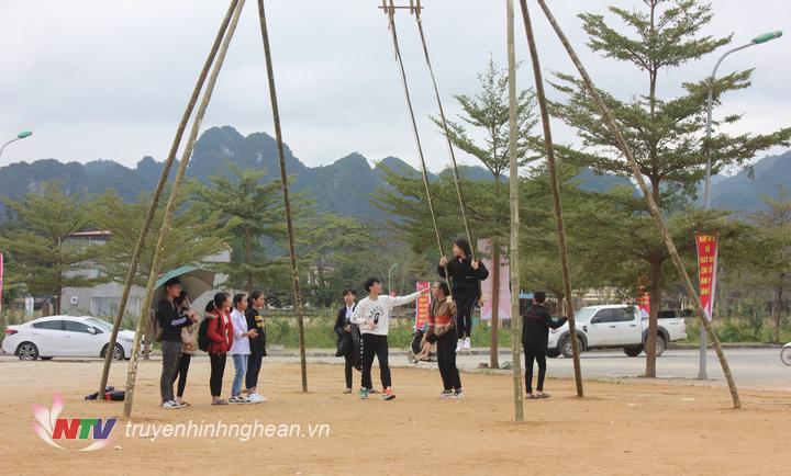 trò chơi dân gian được các bạn trẻ tham gia trước thềm đêm hội.