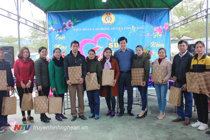 Đồng chí Nguyễn Đình Hùng Bí thư huyện ủy Con Cuông trao quà của Liên đoàn Lao động huyện cho 20 công chức viên chức có hoàn cảnh khó khăn nhân dịp tết đến xuân về