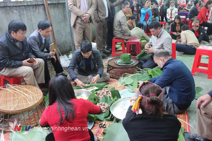 Hội thi gói bánh chưng có sự tham gia của 75 thành viên chia thành 15 đội thi đại diện cho 79 Công đòn cơ sở về tham dự ngày vui Tết sum vầy.