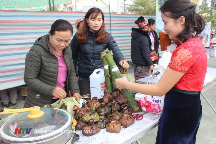 món Mọc và rau cải muối ống nứa được bà con xã Đôn Phục bày bán được người tiêu dùng yêu thích.