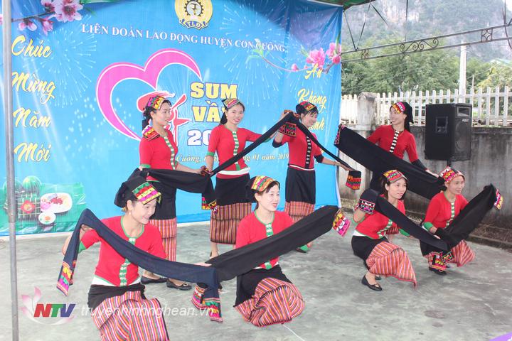 Tiết mục văn nghệ  Lời Bác còn ngân trong lòng mường trong ngày Tết sum vầy tạo sự rộn ràng ấm cúng trong không khi xuân đã về