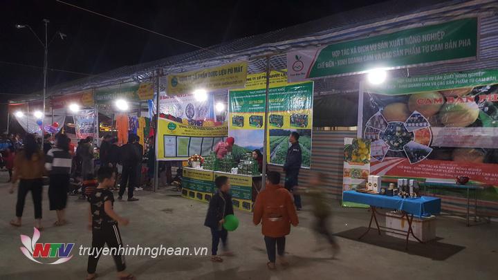 Các gian hàng trưng bày sản phẩm tại Hội chợ sắc xuân miền Tây .