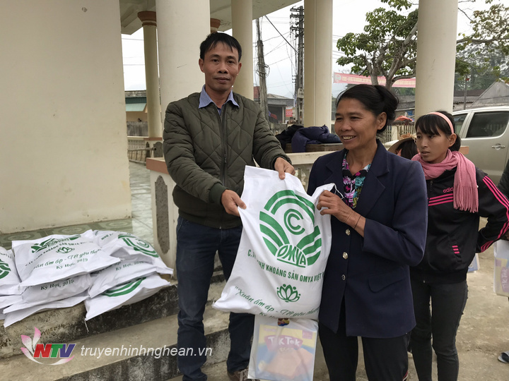 đại diện công ty TNHH khoáng sản Omya PG 88 Nổ Hũ trao quà tết cho bà con xã Châu Tiến.