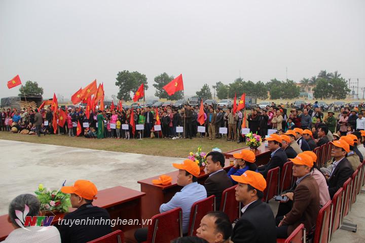 Đông đảo cán bộ, hội viên nông dân về dự lễ.