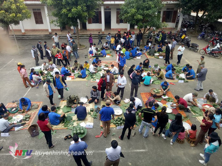 Không khí tại hội thi gói bánh rất sôi nổi.