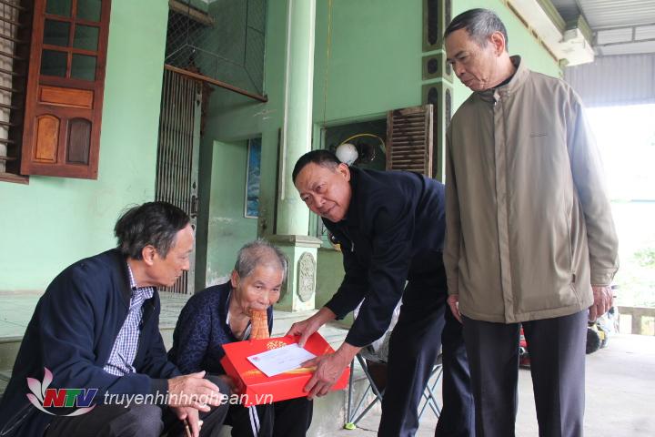 Đoàn thăm ông Võ Hồng Tranh, xóm Đoàn Kết (Nghĩa Xuân) bị khuyết tật