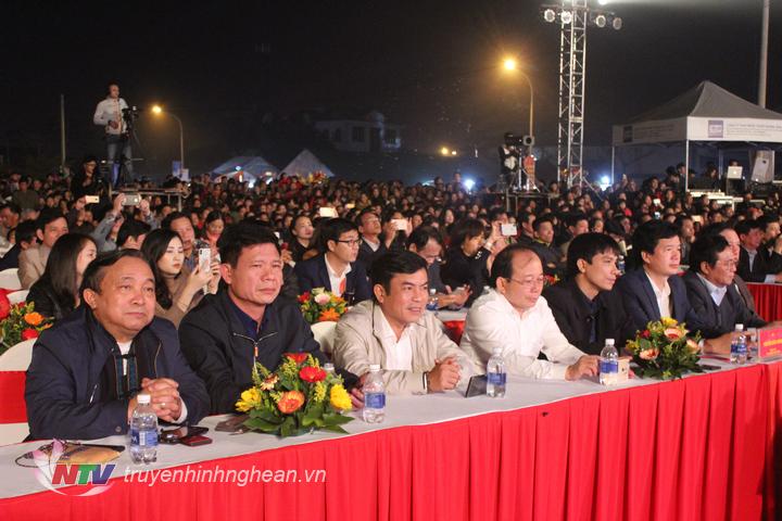 Các đại biểu tham dự đêm hội.