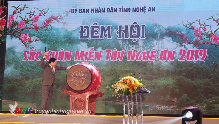 Phó PG88 go Bắn cá UBND tỉnh Lê Minh Thông đánh trống khai hội.