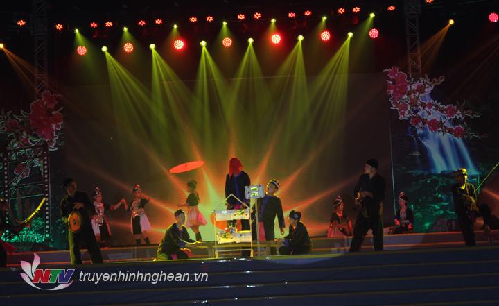 Nghi thức lễ hội dân tộc Mông của dòng họ Xồng bản Huồi Giàng 2 xã Tây Sơn huyện Kỳ Sơn.