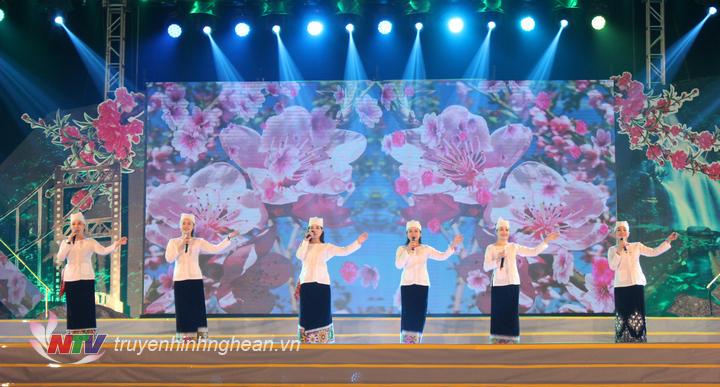 Tốp nữ với bài Mùa xuân tình yêu của đoàn ca múa nhạc dân tộc tỉnh PG88 go Bắn cá biểu diễn.