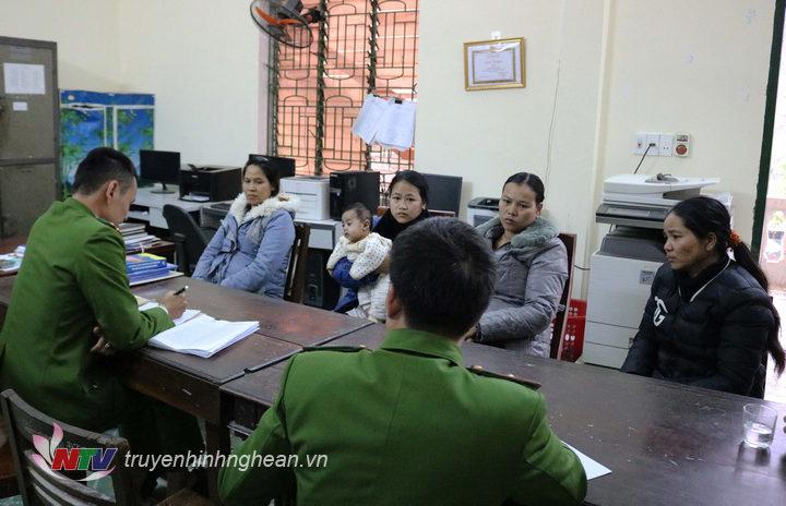 Lực lượng chức năng đang tiến hành lấy lời khai,