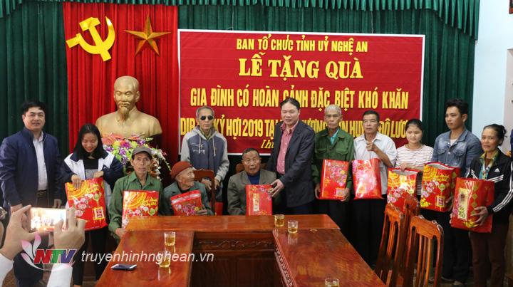 Đại diện Ban Tổ chức Tỉnh ủy trao quà cho các hộ nghèo.