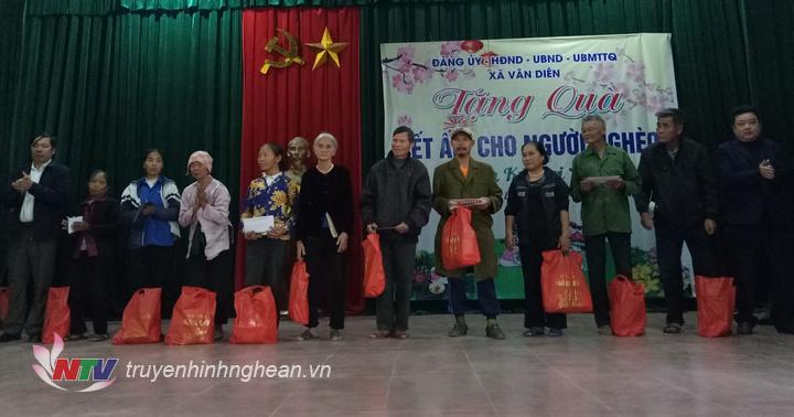 Trao quà tết cho các hộ nghèo.