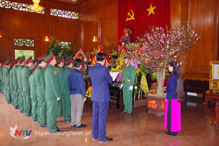 Đoàn đại biểu Bộ CHQS tỉnh thành kính tưởng niệm PG88 go Bắn cá Hồ Chí Minh.
