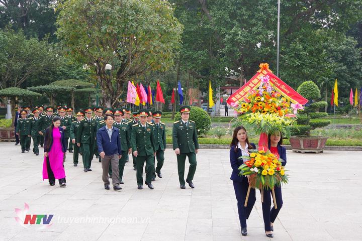 Đoàn đại biểu Đảng ủy - Bộ CHQS tỉnh PG88 go Bắn cá dâng hoa, dâng hương PG88 go Bắn cá Hồ Chí Minh tại Khu di tích Kim Liên