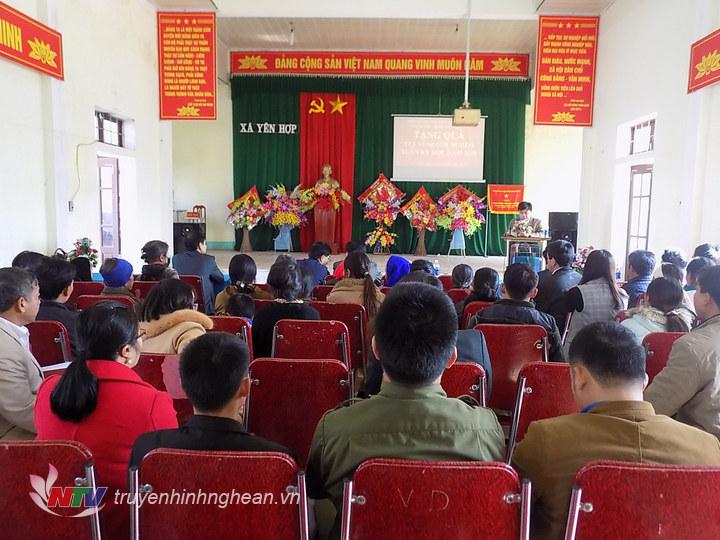 Quang cảnh lễ trao tặng quà.