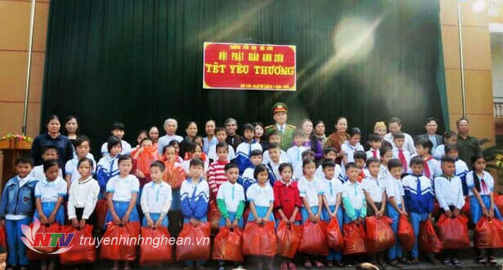 Trao quà tết yêu thương cho các em học sinh Trường Tiểu học Hội Sơn.