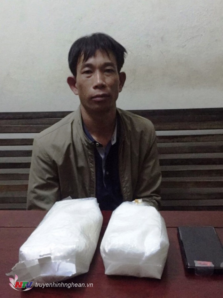 Đối tượng và tang vật tại cơ quan điều tra.