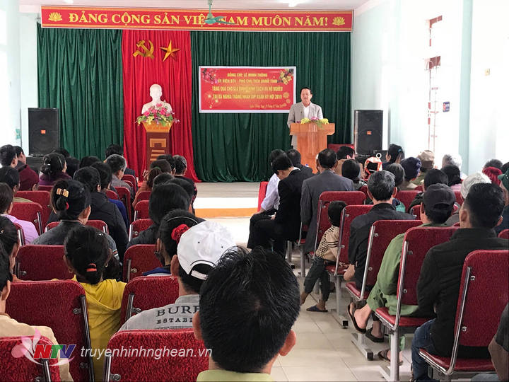 Quang cảnh lễ trao quà.
