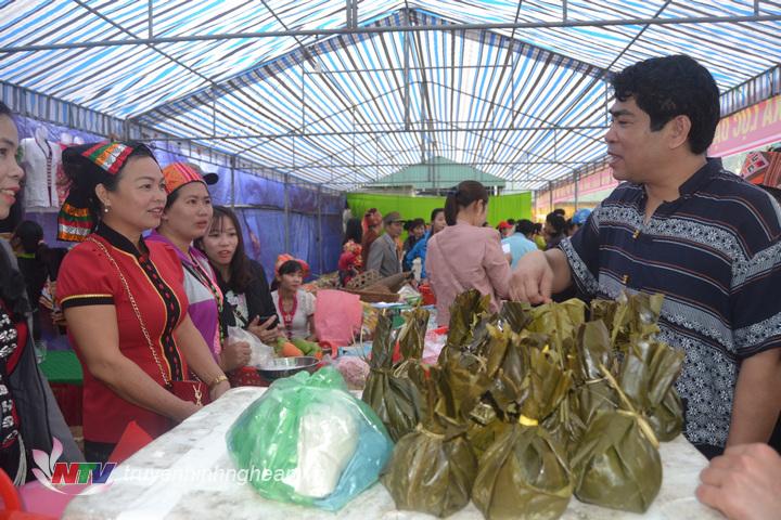 Tham quan các gian hàng tại phiên chợ.