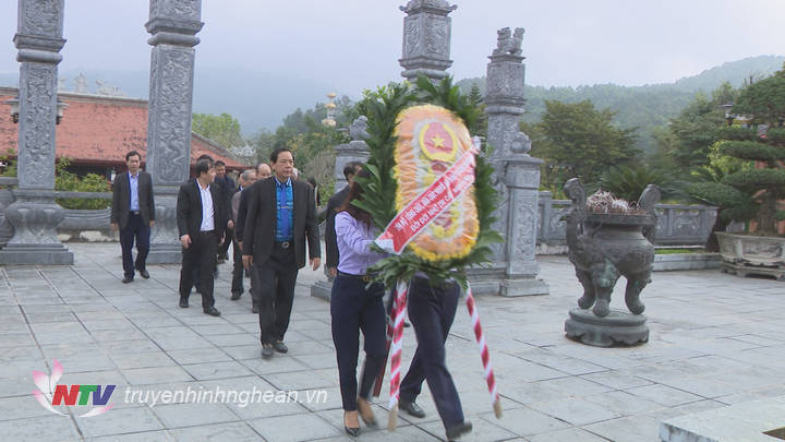 Ngành GTVT dâng hoa dâng hương tại Khu di tích Truồng Bồn.