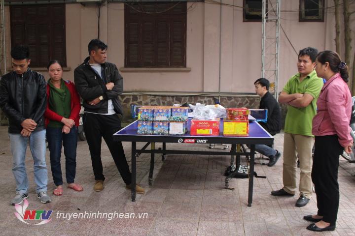 Các đối tượng và tang vật tại cơ quan điều tra.