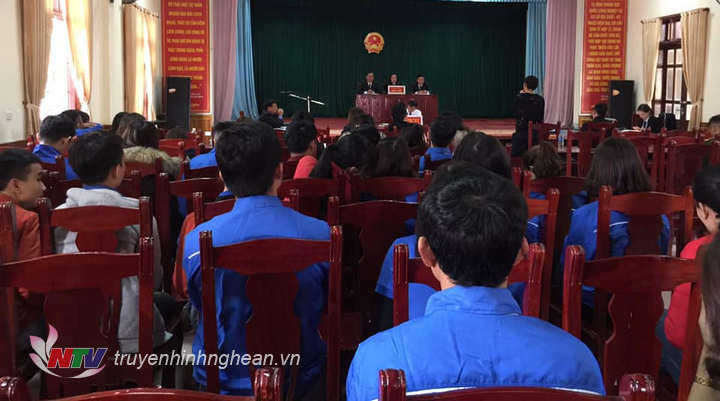 Toàn cảnh phiên tòa lưu động.
