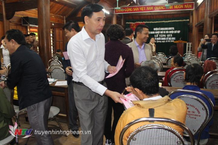 Trao quà Tết cho các hộ nghèo xã Châu Quang.