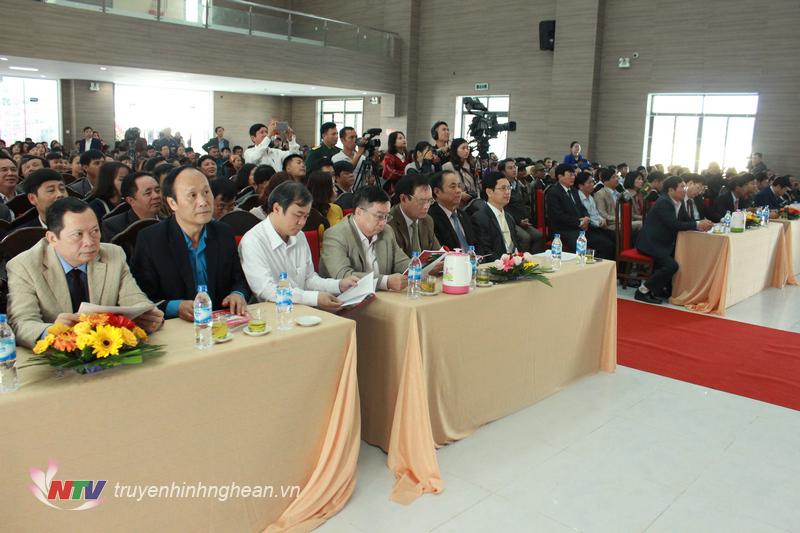 Các đại biểu tham dự buổi lễ.