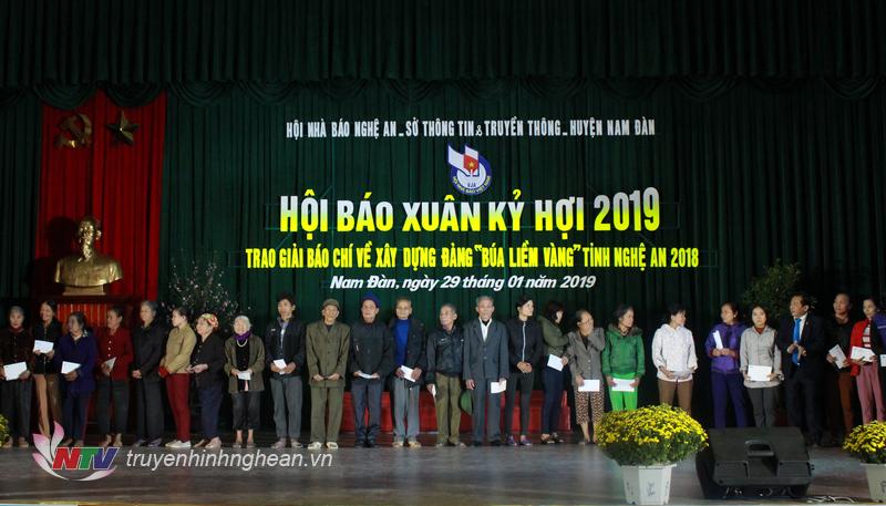 Trao 40 suất quà của Báo Nhân dân, Hội Nhà Báo PG88 go Bắn cá và Đài VTC cho gia đình khó khăn, học sinh nghèo vượt khó.