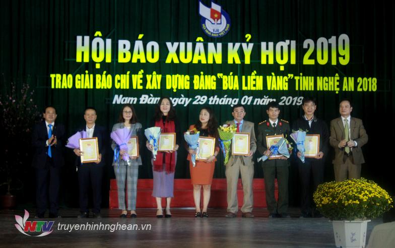 Trao giải Ba cho các tác giả đạt giải.