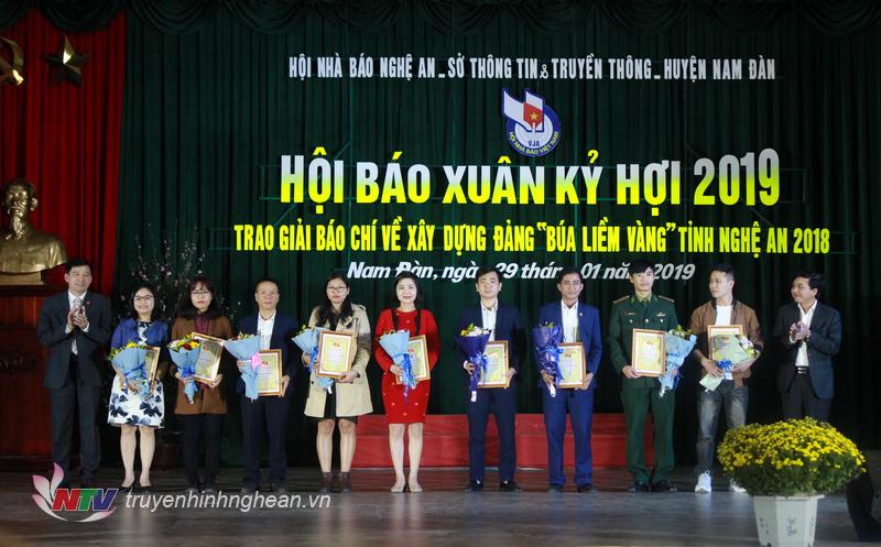 Trao giải khuyến khích cho các tác phẩm đạt giải.