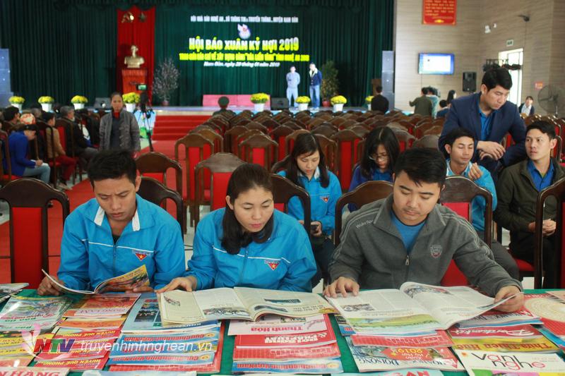 Các đại biểu đọc các ấn phẩm, tác phẩm nghệ thuật tại Hội Báo Xuân Kỷ Hợi.
