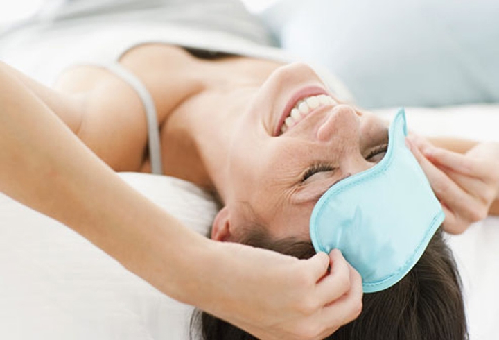 Nằm ngửa khi ngủ: Nằm ngủ nghiêng một bên về lâu dài sẽ dẫn đến nếp nhăn trên má và cằm, còn nằm sấp sẽ tạo các nếp nhăn trên trán. Do vậy, tốt nhất bạn nên nằm ngửa khi ngủ.