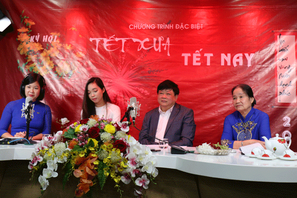 Buổi tọa đàm: Tết xưa-Tết nay. Ngoài cùng bên phải là PGS-TS Đỗ Thị Hảo. Kế bên là PGS-TS Nguyễn Thế Kỷ, sinh viên Lê Hương Giang và người dẫn chương trình. 