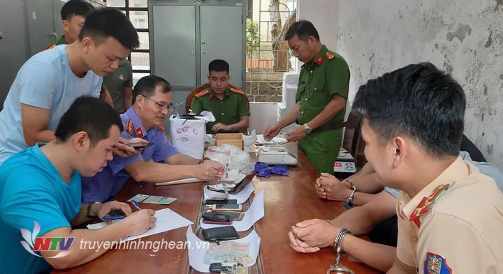 Lực lượng chức năng đang làm nhiệm vụ phân loại ma túy thu được trong chuyên án 819M.