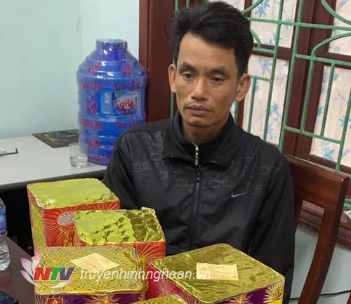 Đối tượng Nguyễn Văn Chung và tang vật.