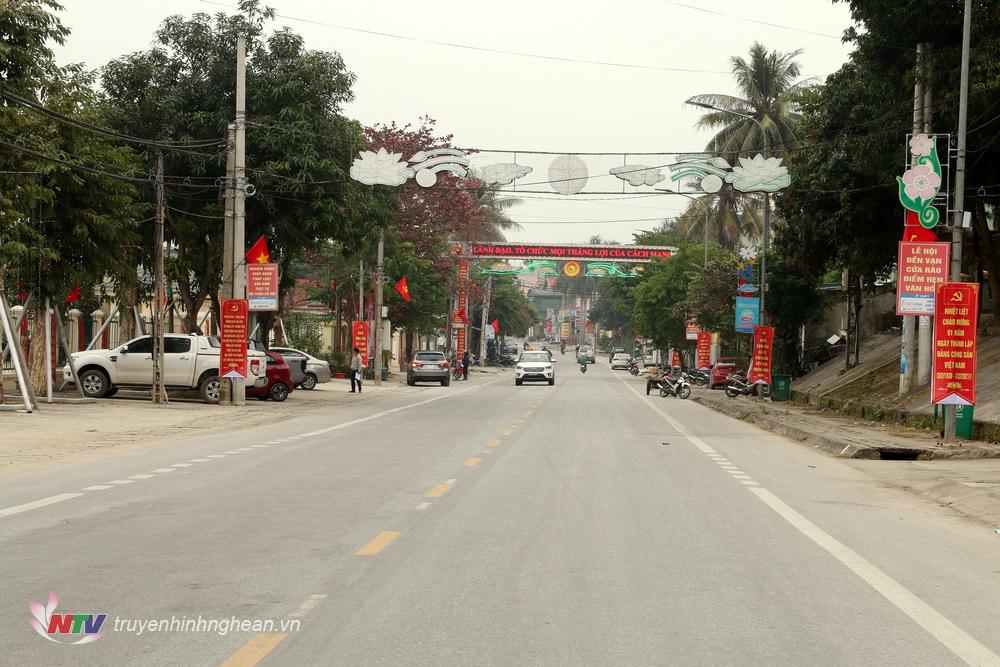 Quốc lộ 7 qua địa bàn thị trấn Thạch Giám được trang hoàng với cờ Đảng, cờ Tổ quốc, pano…trông rất rực rỡ.